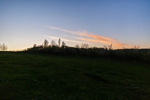 Belo céu por do sol sobre uma colina — Fotografia de Stock