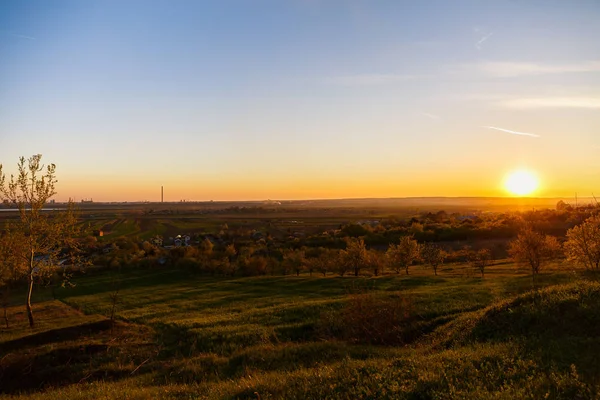 Magnifique coucher de soleil sur un champ dans le pays rural Roumanie — Photo