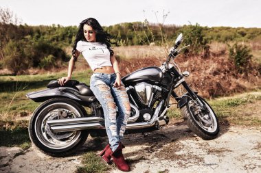 Klasik motosiklet (c ile güzel motosiklet esmer kadın