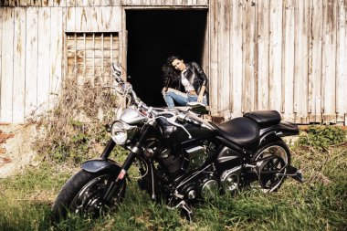 Klasik motosiklet (c ile güzel motosiklet esmer kadın