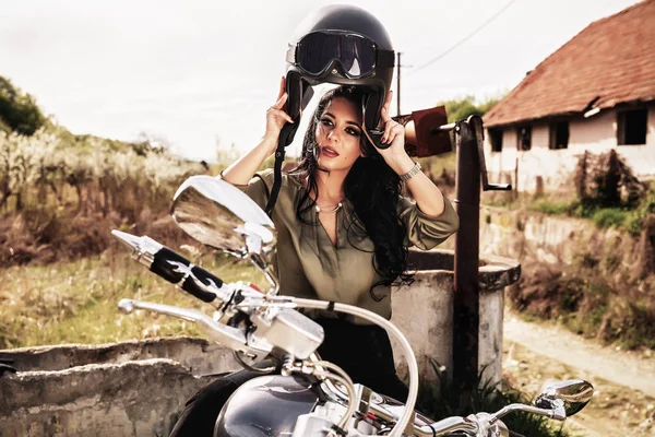 Bella moto donna bruna con una moto classica (c — Foto Stock