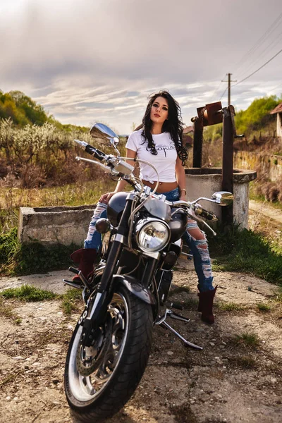 Klasik motosiklet (c ile güzel motosiklet esmer kadın