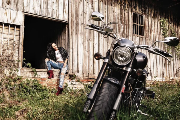클래식 오토바이 (c와 아름 다운 오토바이 갈색 머리 여자 — 스톡 사진
