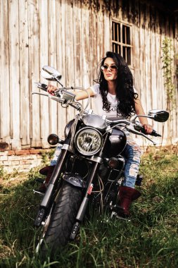 Klasik motosiklet (c ile güzel motosiklet esmer kadın