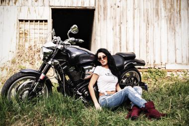 Klasik motosiklet (c ile güzel motosiklet esmer kadın