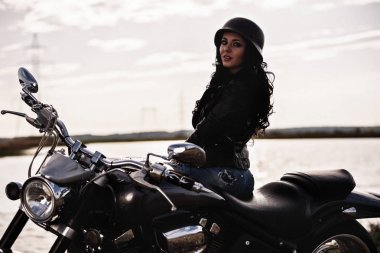 Klasik motosiklet (c ile güzel motosiklet esmer kadın