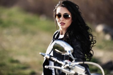 Klasik motosiklet (c ile güzel motosiklet esmer kadın