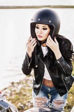 Klasik motosiklet (c ile güzel motosiklet esmer kadın