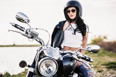 Klasik motosiklet (c ile güzel motosiklet esmer kadın