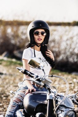 Klasik motosiklet (c ile güzel motosiklet esmer kadın