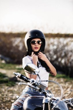 Klasik motosiklet (c ile güzel motosiklet esmer kadın