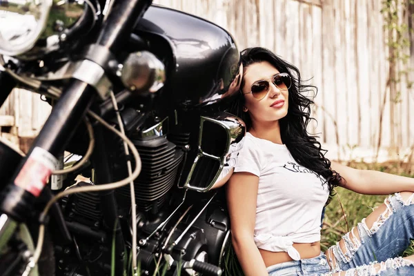 Belle femme brune moto avec une moto classique (c — Photo