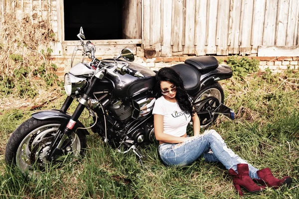 Klasik motosiklet (c ile güzel motosiklet esmer kadın