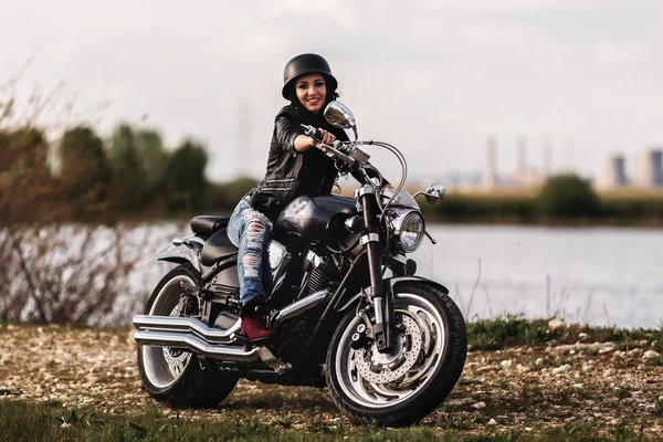 Belle femme brune moto avec une moto classique (c — Photo