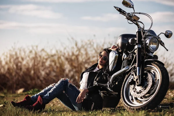 クラシック バイク (c と美しいバイク ブルネットの女性 — ストック写真