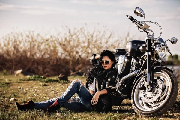 Belle femme brune moto avec une moto classique (c — Photo