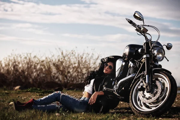 Beautiful motorcycle brunette woman with a classic motorcycle (c — Stock Photo, Image