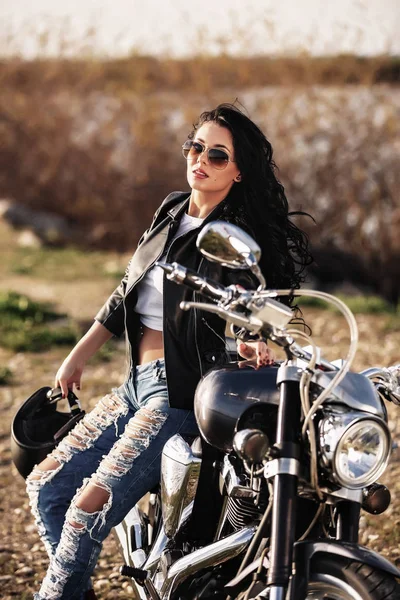 Beautiful motorcycle brunette woman with a classic motorcycle (c — Stock Photo, Image