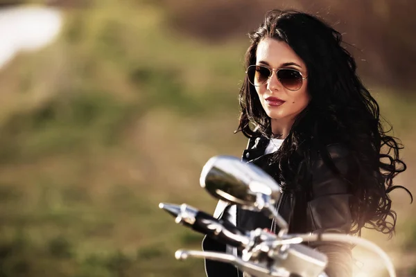Красива брюнетка мотоцикл жінка з класичним мотоциклом (c — стокове фото