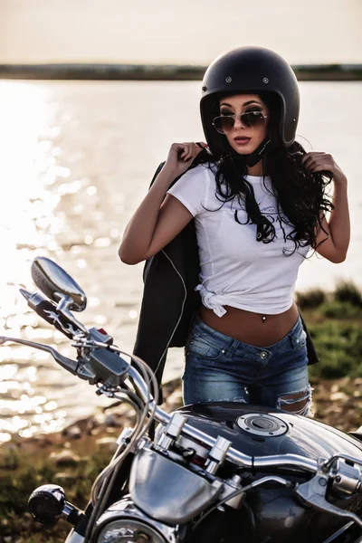 Mooie motorfiets brunette vrouw met een klassieke motorfiets (c — Stockfoto