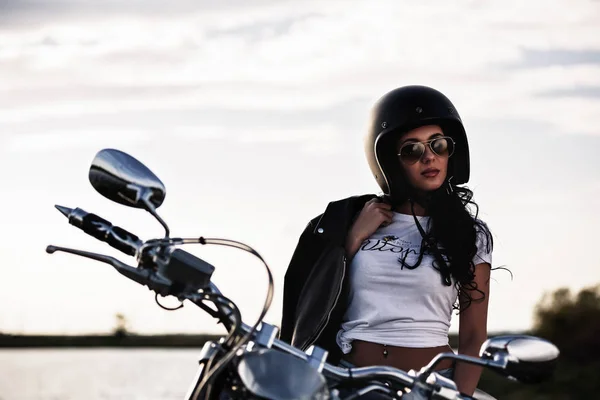 Beautiful motorcycle brunette woman with a classic motorcycle (c — Stock Photo, Image