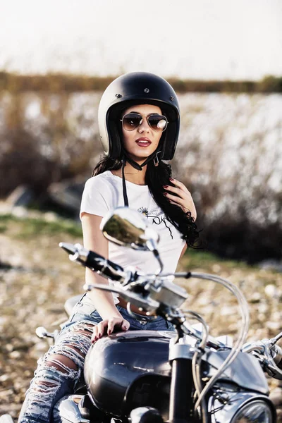 Красива брюнетка мотоцикл жінка з класичним мотоциклом (c — стокове фото