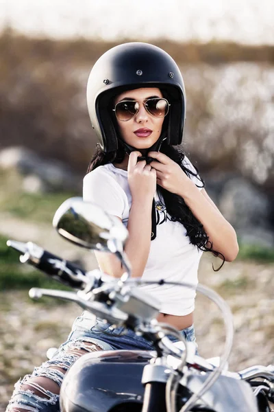 Schöne Motorrad brünette Frau mit einem klassischen Motorrad (c — Stockfoto