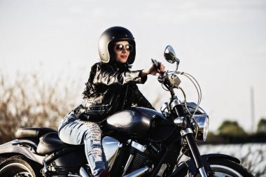 Klasik motosiklet (c ile güzel motosiklet esmer kadın