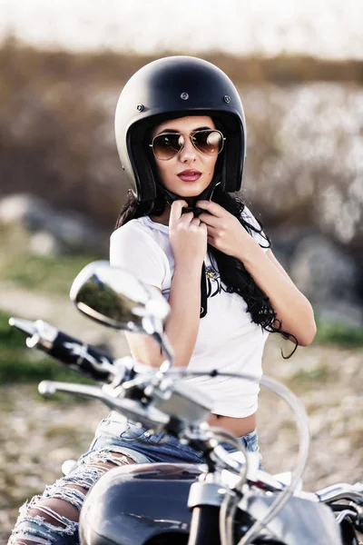 Hermosa mujer morena motocicleta con una motocicleta clásica (c —  Fotos de Stock