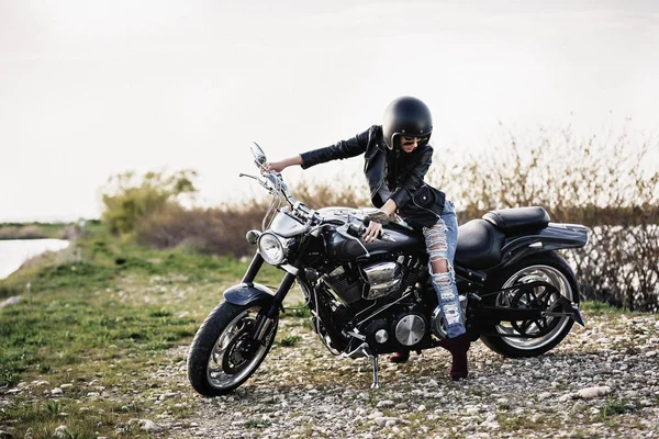 클래식 오토바이 (c와 아름 다운 오토바이 갈색 머리 여자 — 스톡 사진