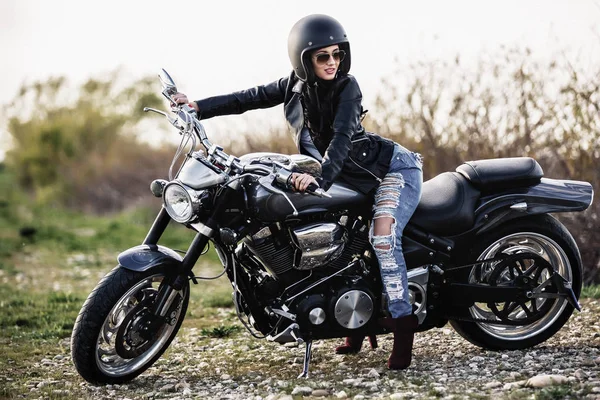 Klasik motosiklet (c ile güzel motosiklet esmer kadın