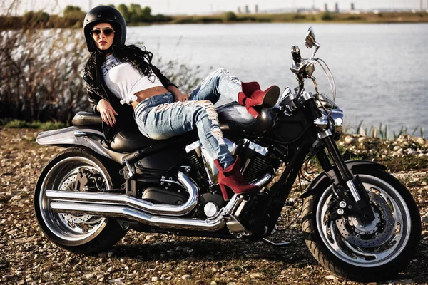 Hermosa mujer morena motocicleta con una motocicleta clásica (c —  Fotos de Stock