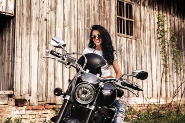 Klasik motosiklet (c ile güzel motosiklet esmer kadın