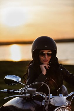 Klasik motosiklet (c ile güzel motosiklet esmer kadın