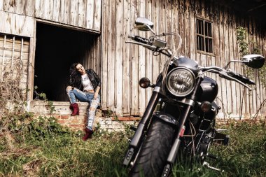 Klasik motosiklet (c ile güzel motosiklet esmer kadın