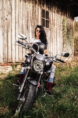 Klasik motosiklet (c ile güzel motosiklet esmer kadın
