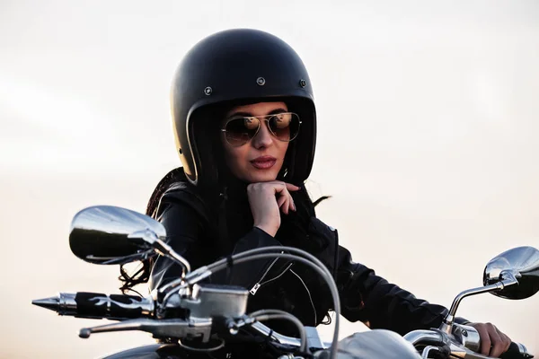 Beautiful motorcycle brunette woman with a classic motorcycle (c — Stock Photo, Image