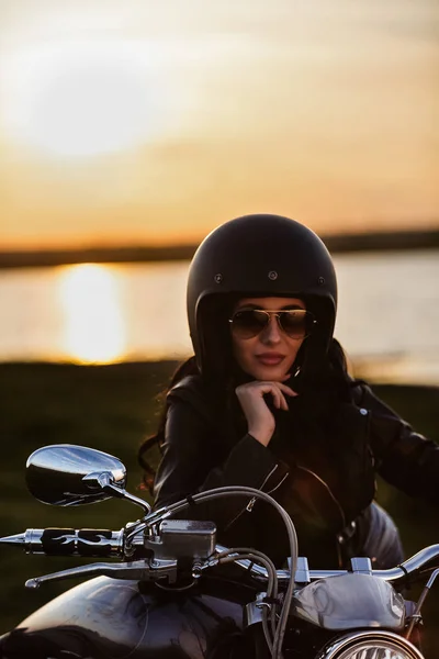 Szép motorkerékpár barna nő egy klasszikus motorkerékpár (c — Stock Fotó