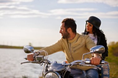 Klasik motosiklet ile güzel genç Çift