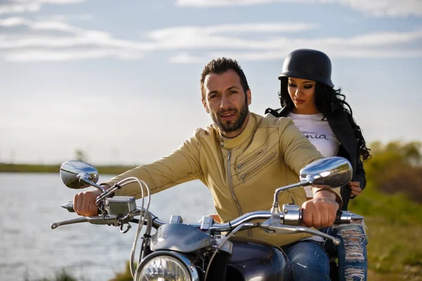 Vackra unga par med en klassisk motorcykel — Stockfoto