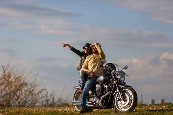 古典的なオートバイと美しい若いカップル — ストック写真