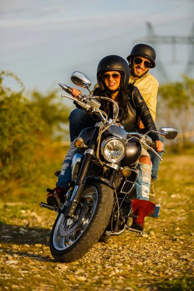 Belo jovem casal com uma motocicleta clássica — Fotografia de Stock