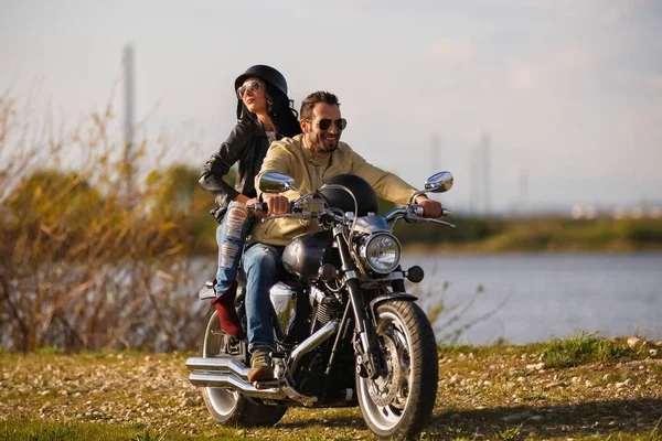 古典的なオートバイと美しい若いカップル — ストック写真
