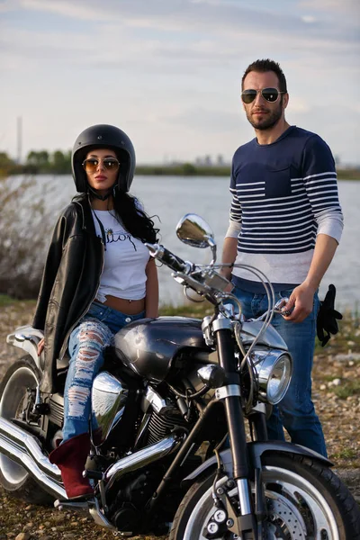 Beautiful young couple with a classic motorcycle — Stock Photo, Image