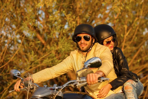 Όμορφο νεαρό ζευγάρι με μια μοτοσικλέτα κλασικό — Φωτογραφία Αρχείου
