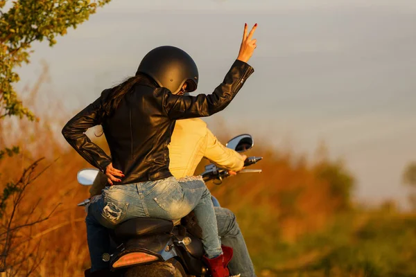 Mooie jong koppel met een klassieke motorfiets — Stockfoto