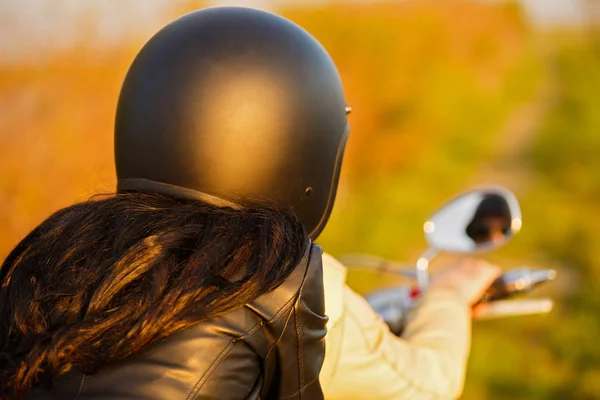 Hermosa pareja joven con una motocicleta clásica — Foto de Stock