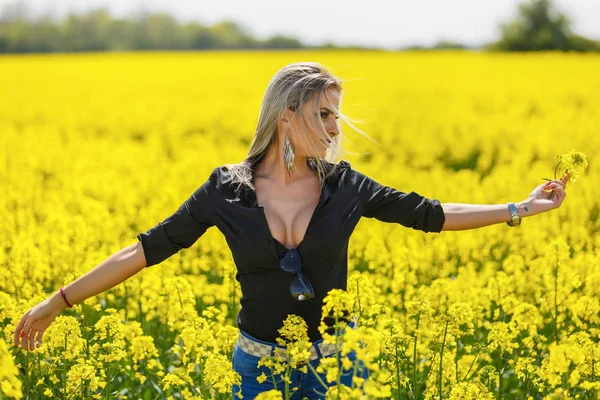 Ritratto con una bella donna in colza — Foto Stock