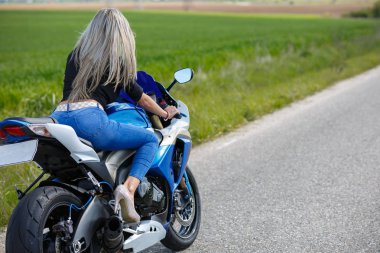 Güzel bir kadın ve bir motosiklet hız portre