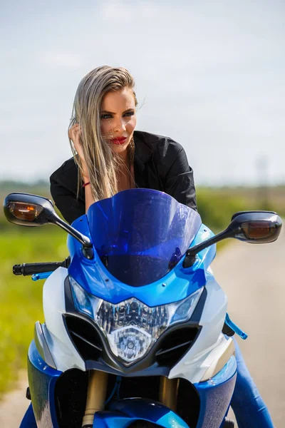Portrait d'une belle femme et une moto de vitesse — Photo